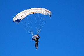 开云体育视频直播-CBA球队集体南下拉练 适应高温训练挑战，cba下面的联赛